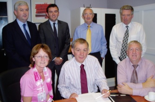 Pictured at the North/South meeting of the NI Grain Trade Association and the Irish Grain and Feed Association on 4 October 2007, are, front row: Deirdre Webb, Director, IGFA; Robin Irvine, President NIGTA; Jerry Clifford, President, IGFA. Back row: Ronan Huges, IGFA; Gary McGuigan, Vice President, NIGTA; Seamus Power, IGFA; Joe Connolly, Chairman of Feed Committee, IGFA.